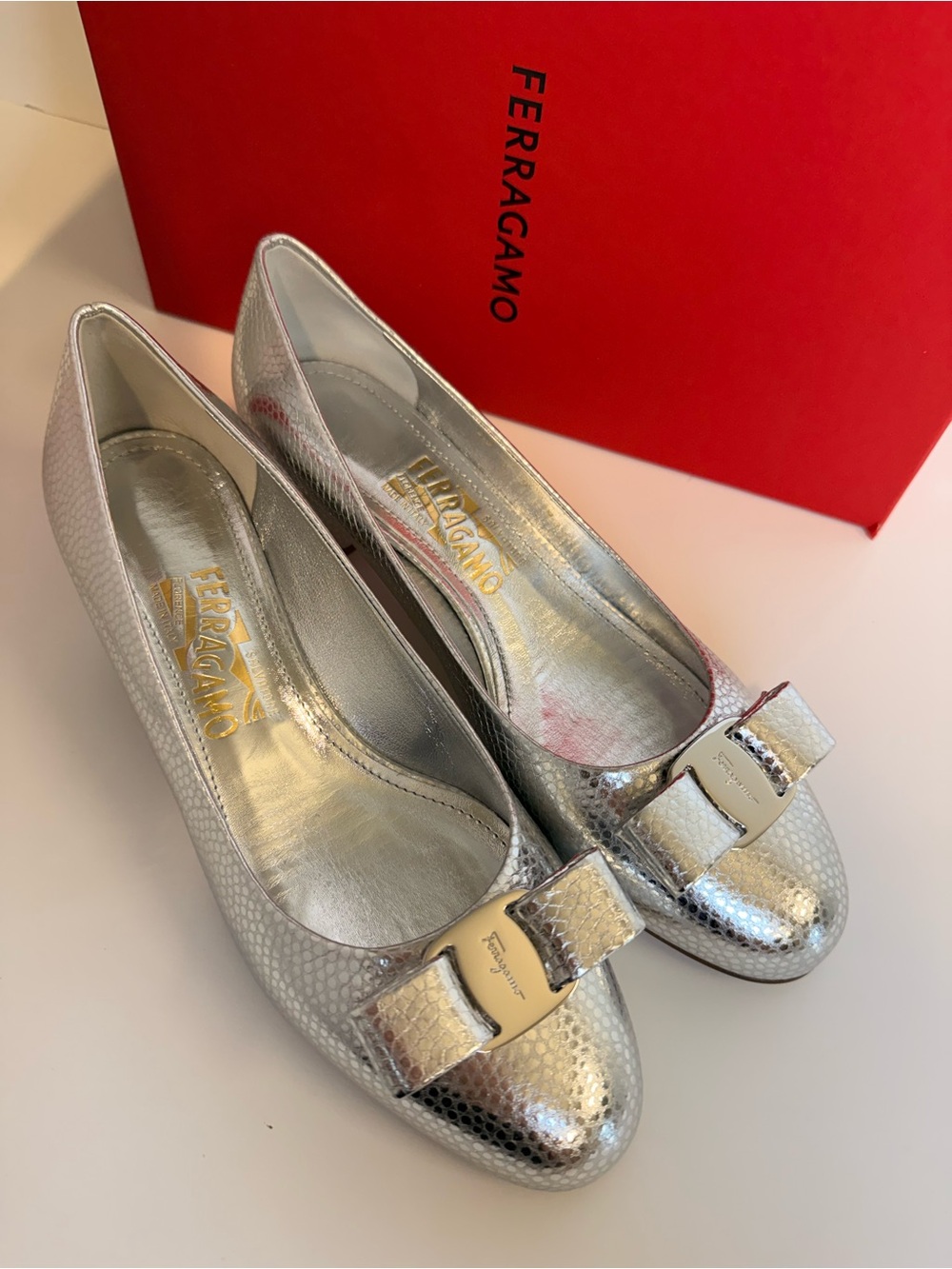 Ferragamo Vara Manta Bow Leather 30mm Pumps In Silver Size 8D - Picture 9 of 11